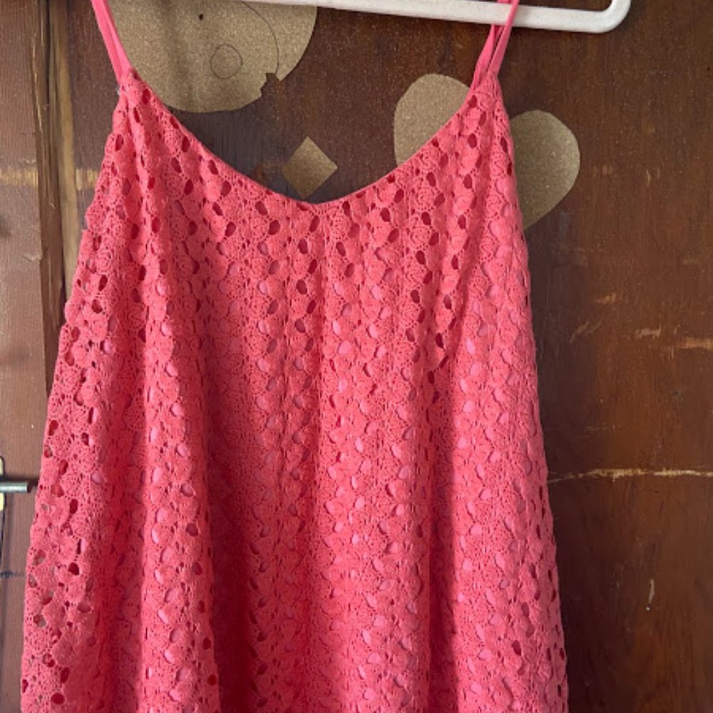pink tank top